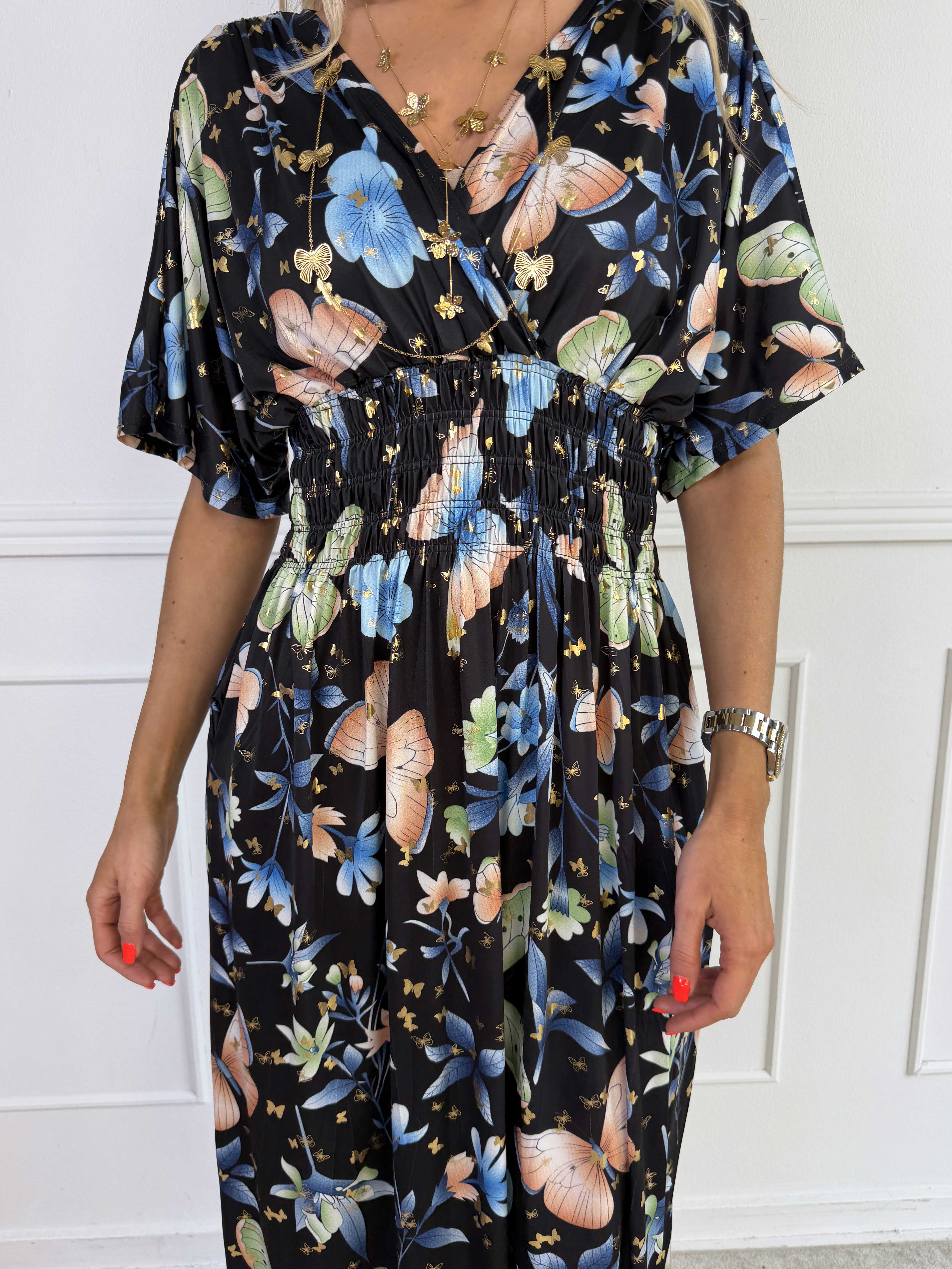 Pams Fairytale - Lang plus size kjole i fint blomster- og sommerfugleprint
